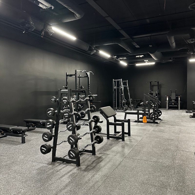Plateau de musculation installé par Atletisport chez Grand Var Fit à Toulon