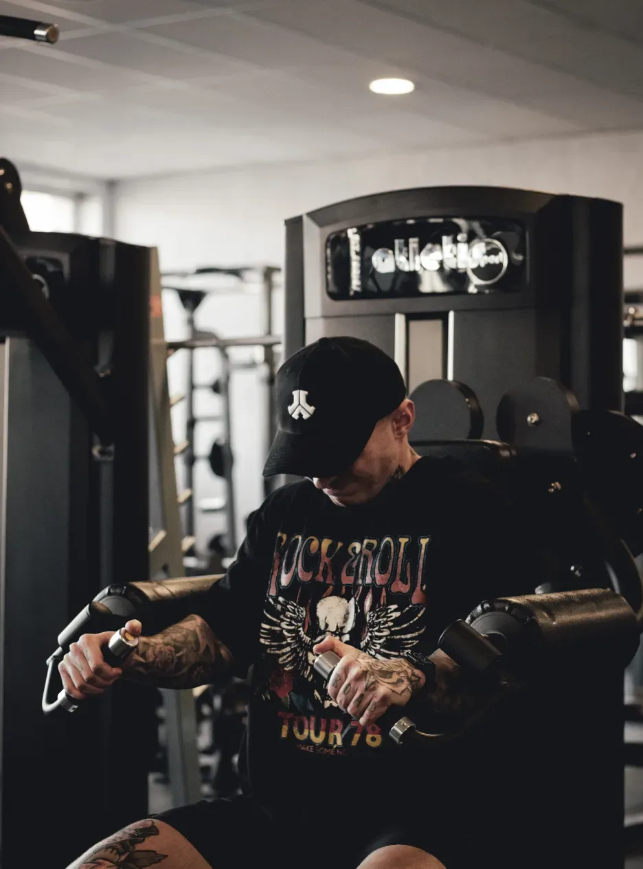 Pratiquant sur une machine guidée Atletisport en salle