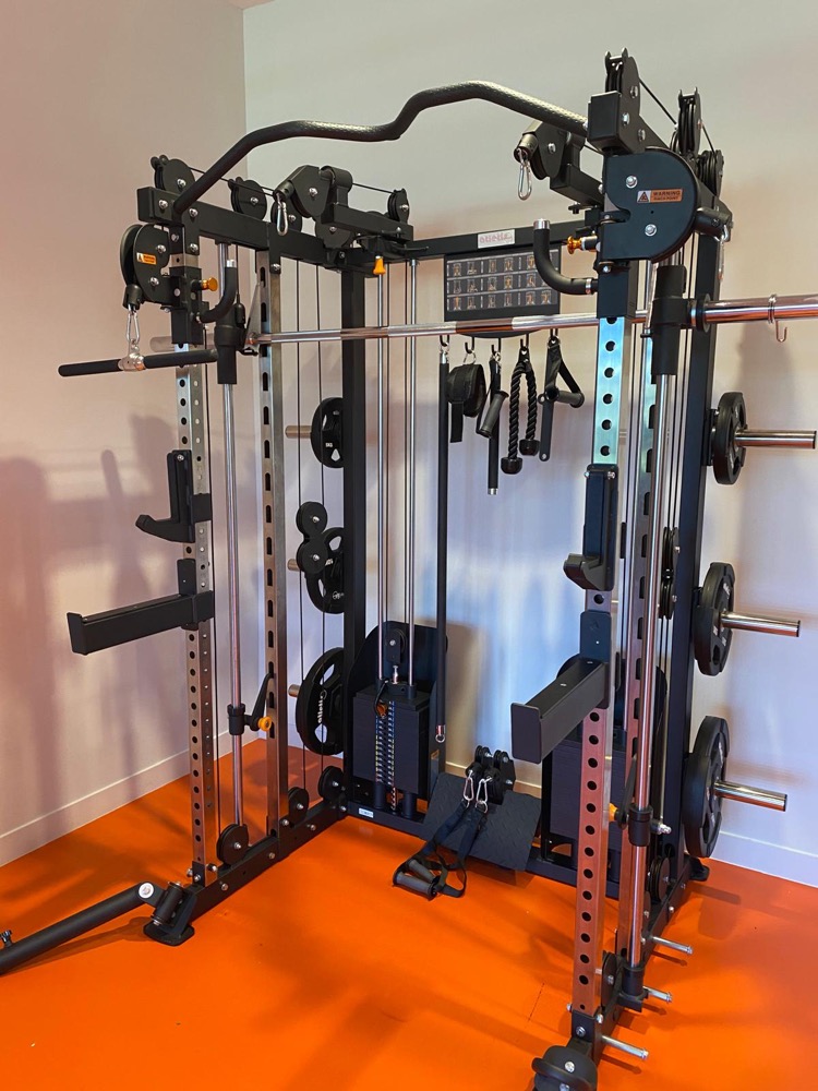 Multistation avec smith machine et doubles poulies dans la salle d’ATI Isolation