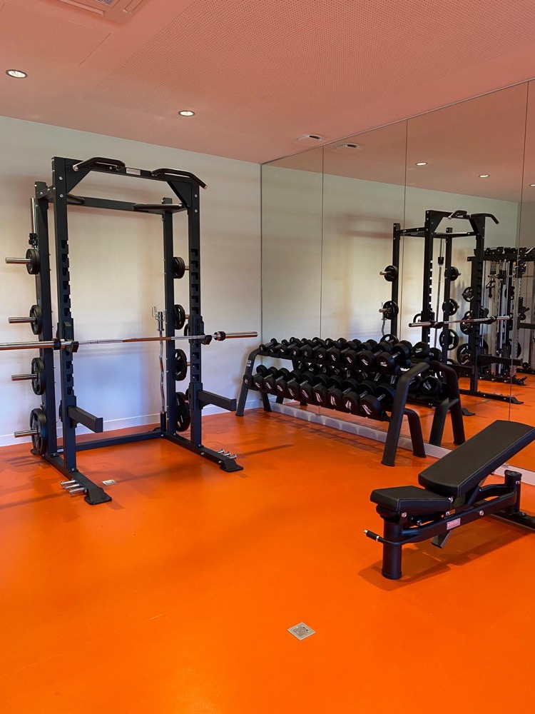 Rack, rack d’haltères, banc réglable et mur de miroirs chez ATI Isolation