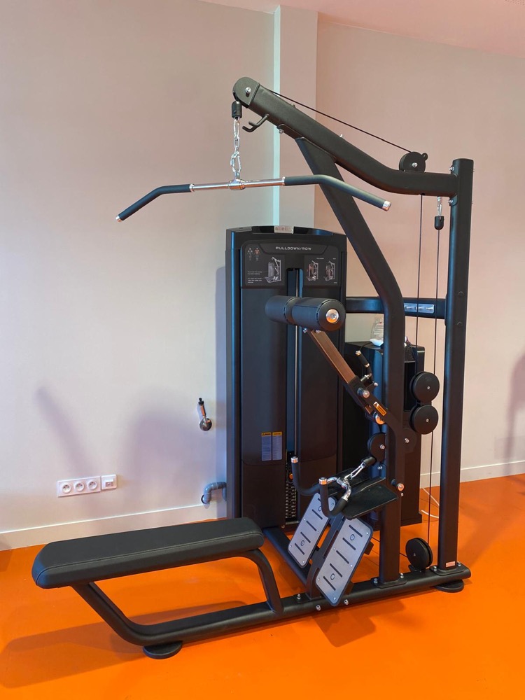 Poste guidé tirage vertical et rowing dans la salle d’ATI Isolation