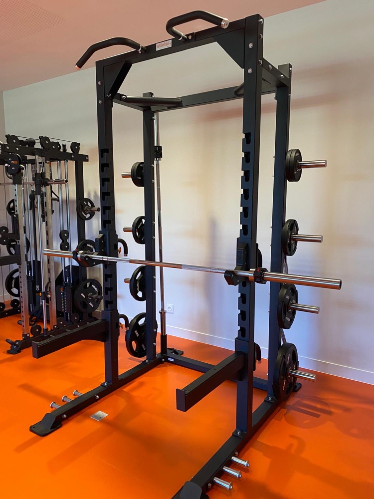 Rack de musculation avec barre de traction et rangements pour disques