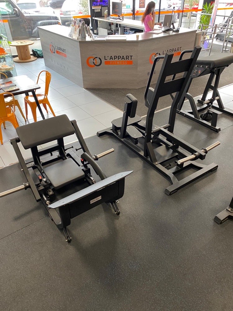 Espace booty de L’Appart Fitness près de Beaune : machines Atletis Booty installées face à l’accueil du club