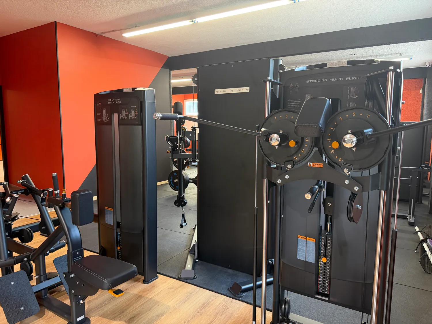 Machines de musculation guidée Atletisport RE-FIT+ installées chez New Era Gym au Puy-en-Velay