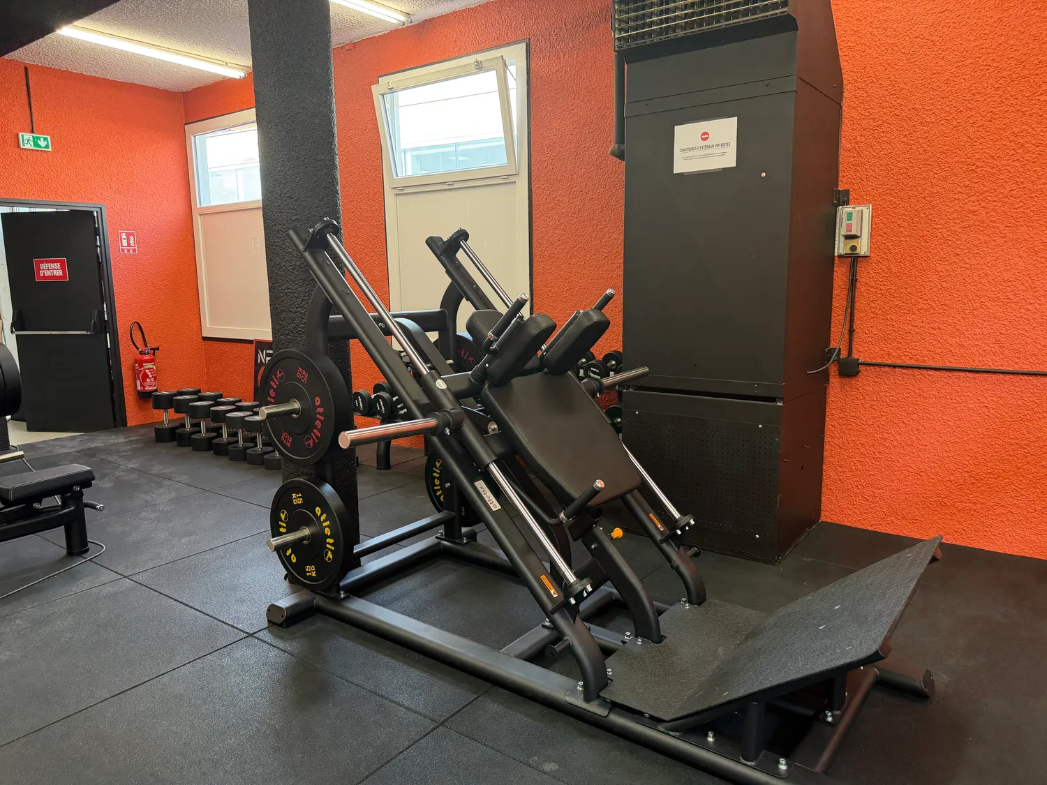 Hack squat à charge à disques Atletisport sur le plateau de force de New Era Gym
