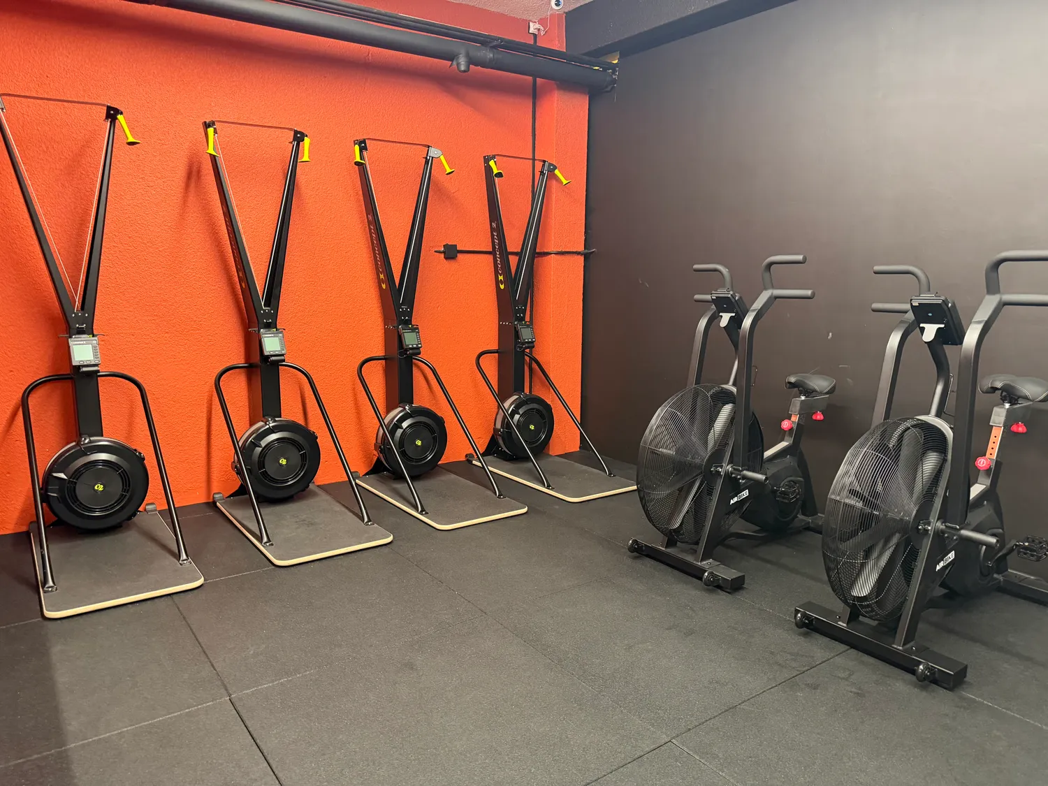 Espace cardio-training de New Era Gym équipé en skiergs et air bikes
